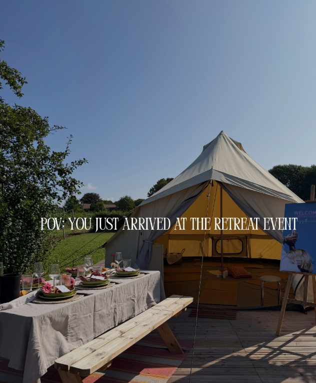 Gedekte tafel en belltent bij aankomst op het Retreat Yourself event