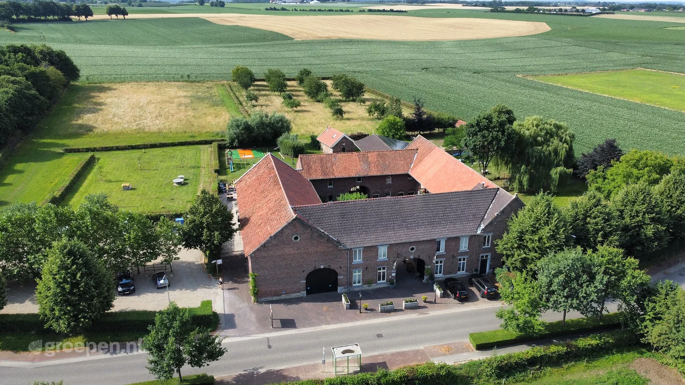 Luchtfoto van Hoeve de Binnenplaets in Schimmert